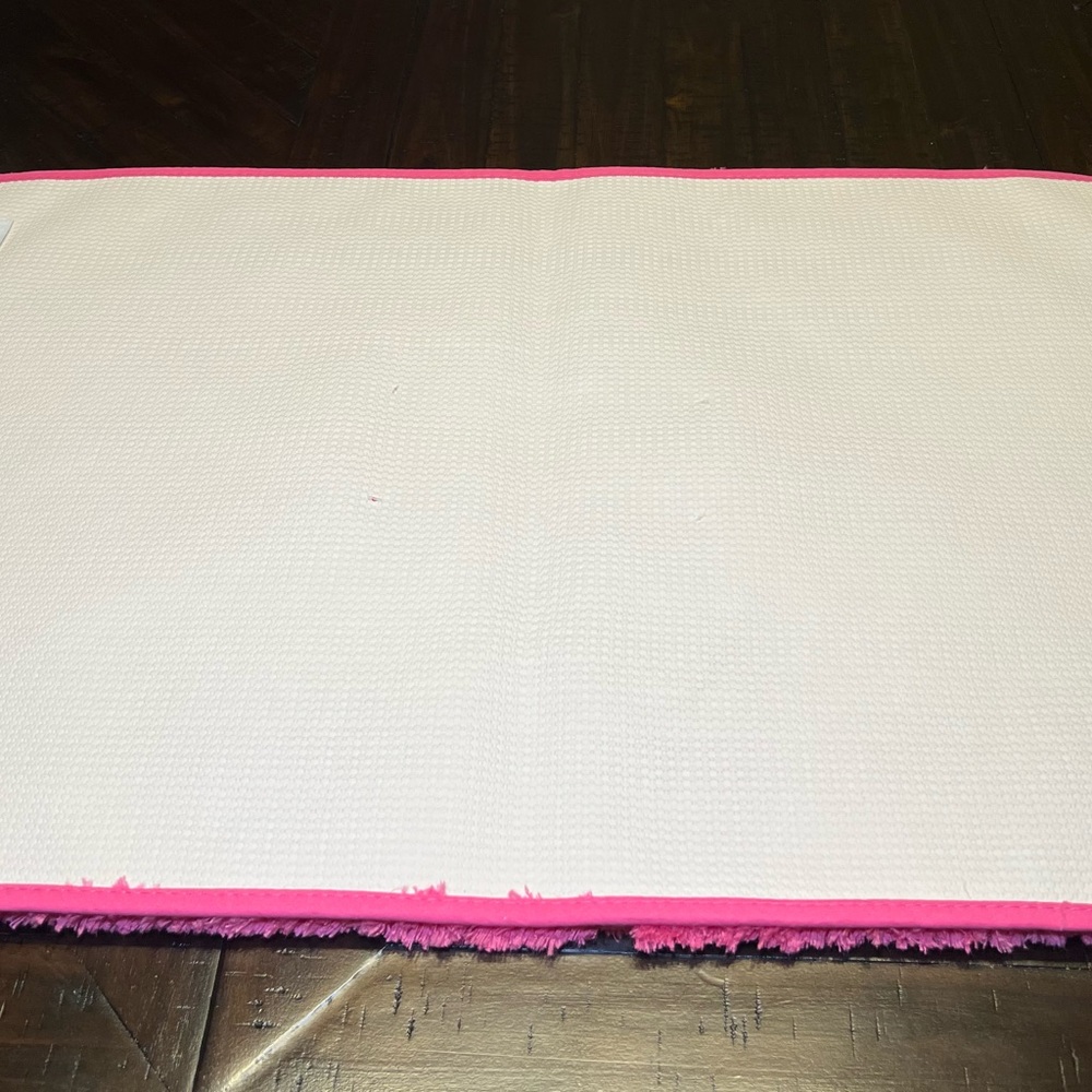 Kate Spade New York Hot Pink/Barbie Pink Bath Rug Size 20x32in. - Picture 4 of 4